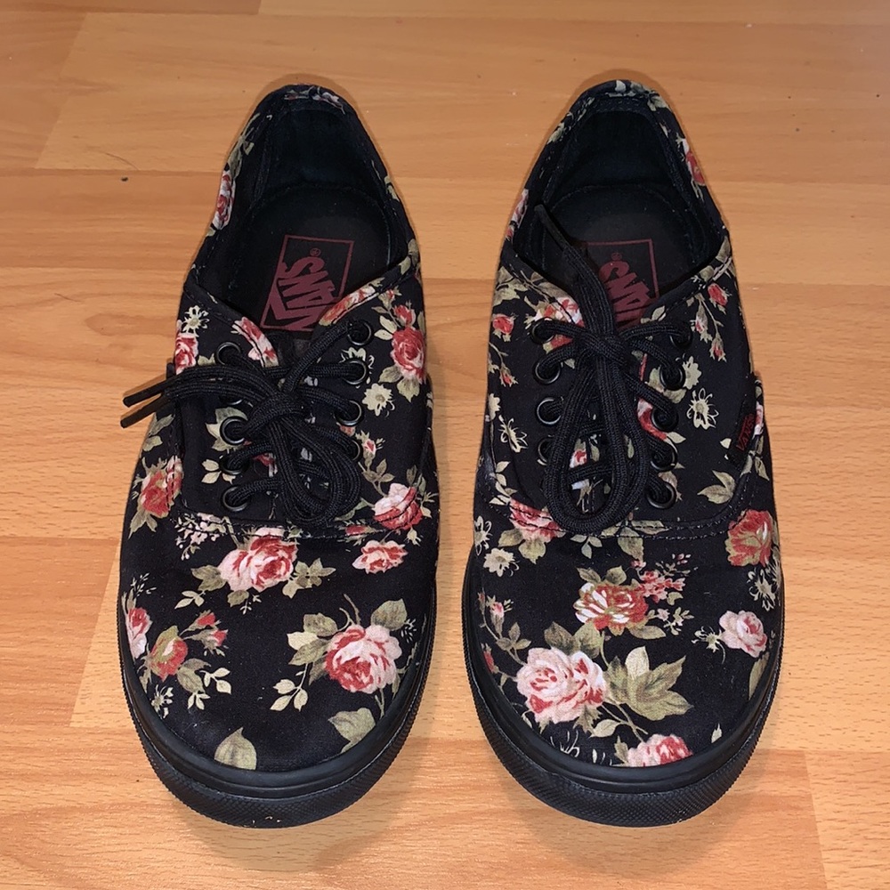 7.5 Women Black, Red and White Rose VANS